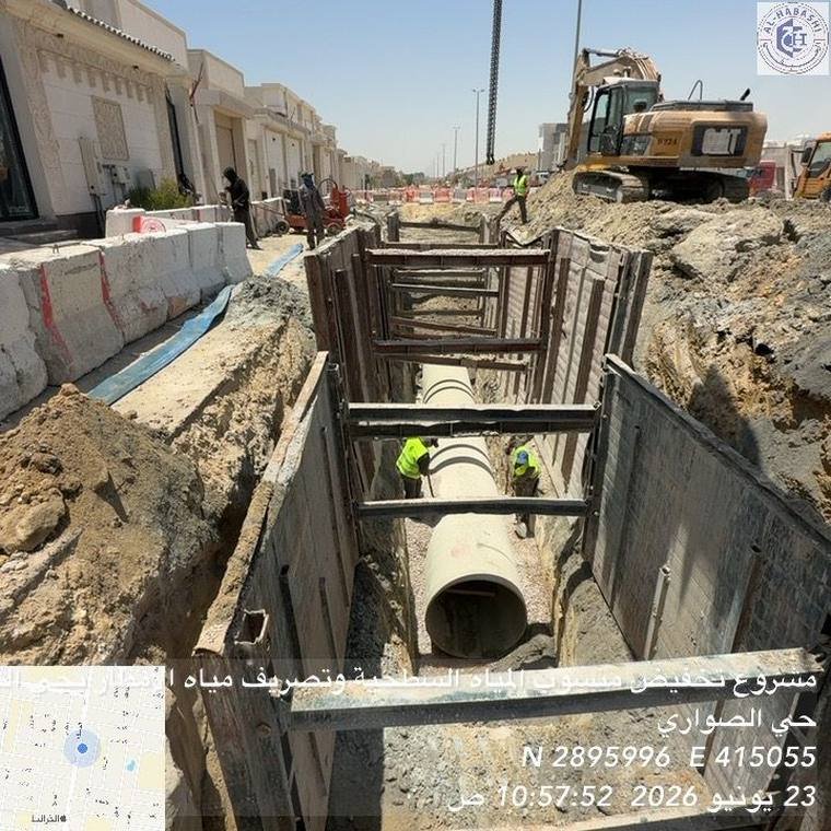 شركة وادي البناء الحديث – تركيب الأنبوب الخرساني المسلّح داخل الخندق المدعّم بعد اكتمال الحفر.